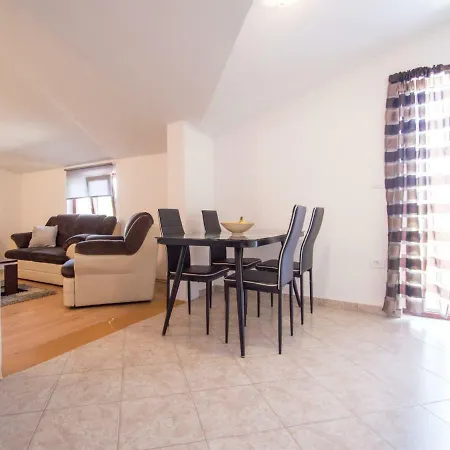 Apartment Veky *